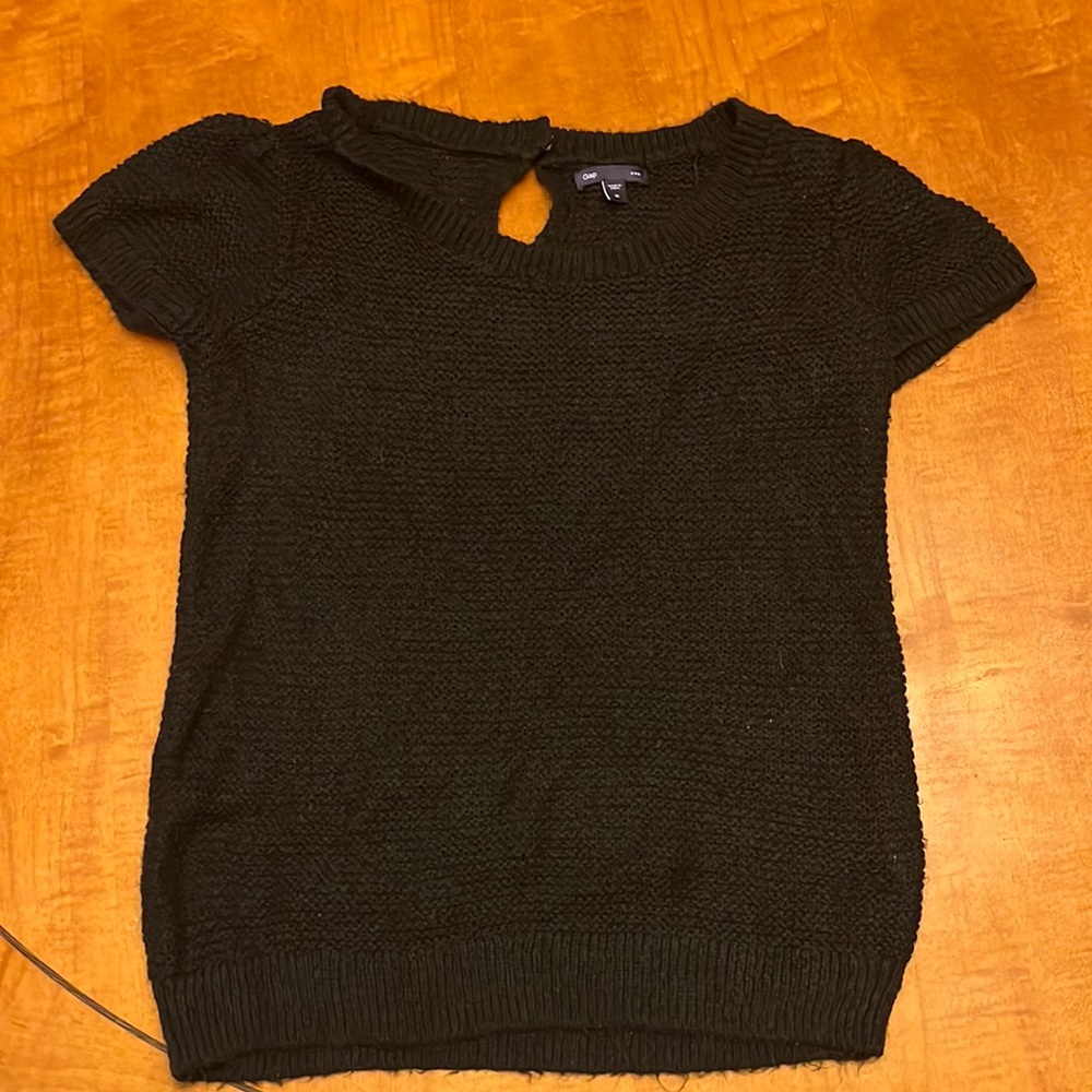 Black gap short sleeve, super soft sweater, lightweight material